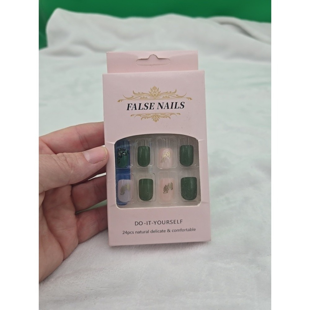 24 Piece finger nail set